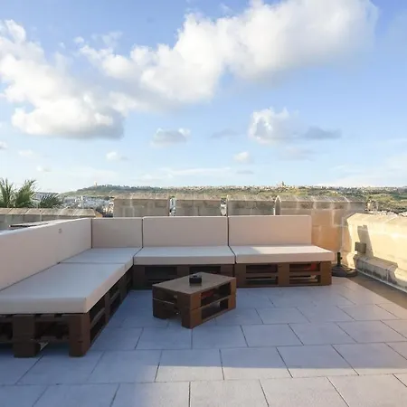 Getawaynpetto Private Duplex Maisonette With Jacuzzi Hot Tub Mgarr Exterior photo