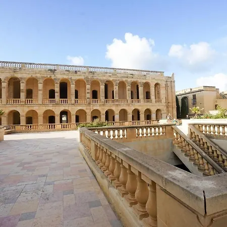 Getawaynpetto Private Duplex Maisonette With Jacuzzi Hot Tub Mgarr Exterior photo