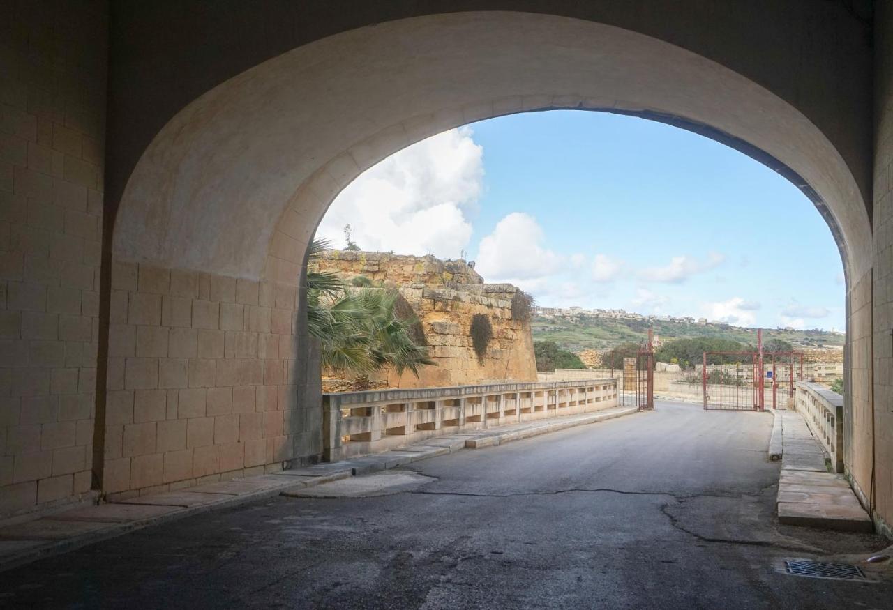 Getawaynpetto Private Duplex Maisonette With Jacuzzi Hot Tub Mgarr