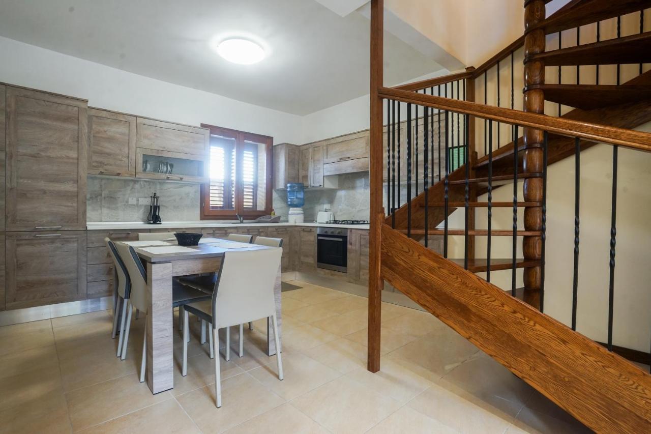 Getawaynpetto Private Duplex Maisonette With Jacuzzi Hot Tub Mgarr