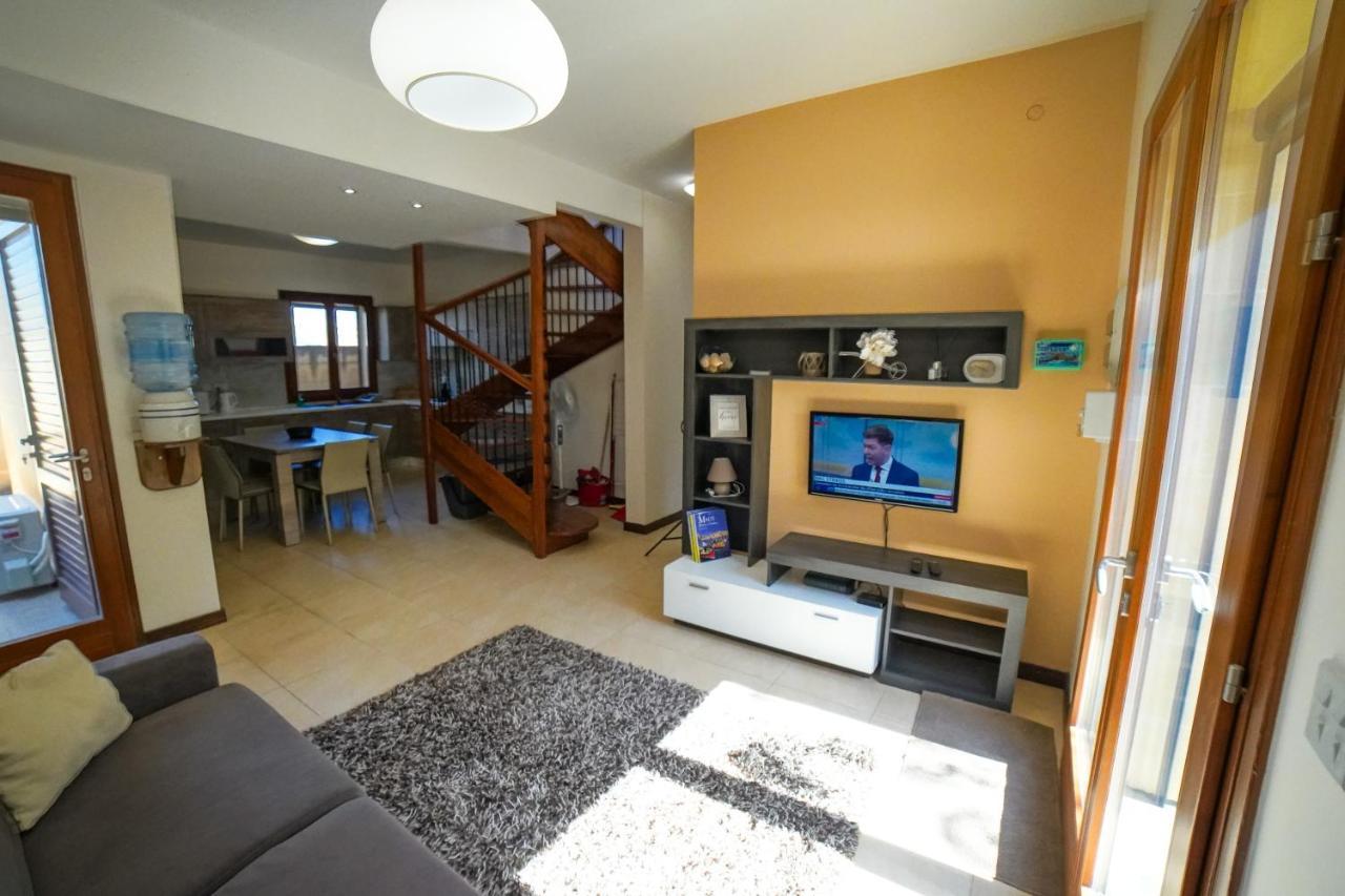 Getawaynpetto Private Duplex Maisonette With Jacuzzi Hot Tub Mgarr
