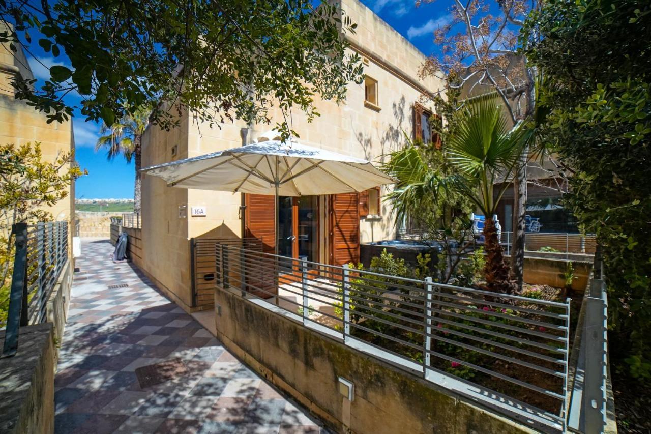 Holiday home Getawaynpetto Private Duplex Maisonette With Jacuzzi Hot Tub