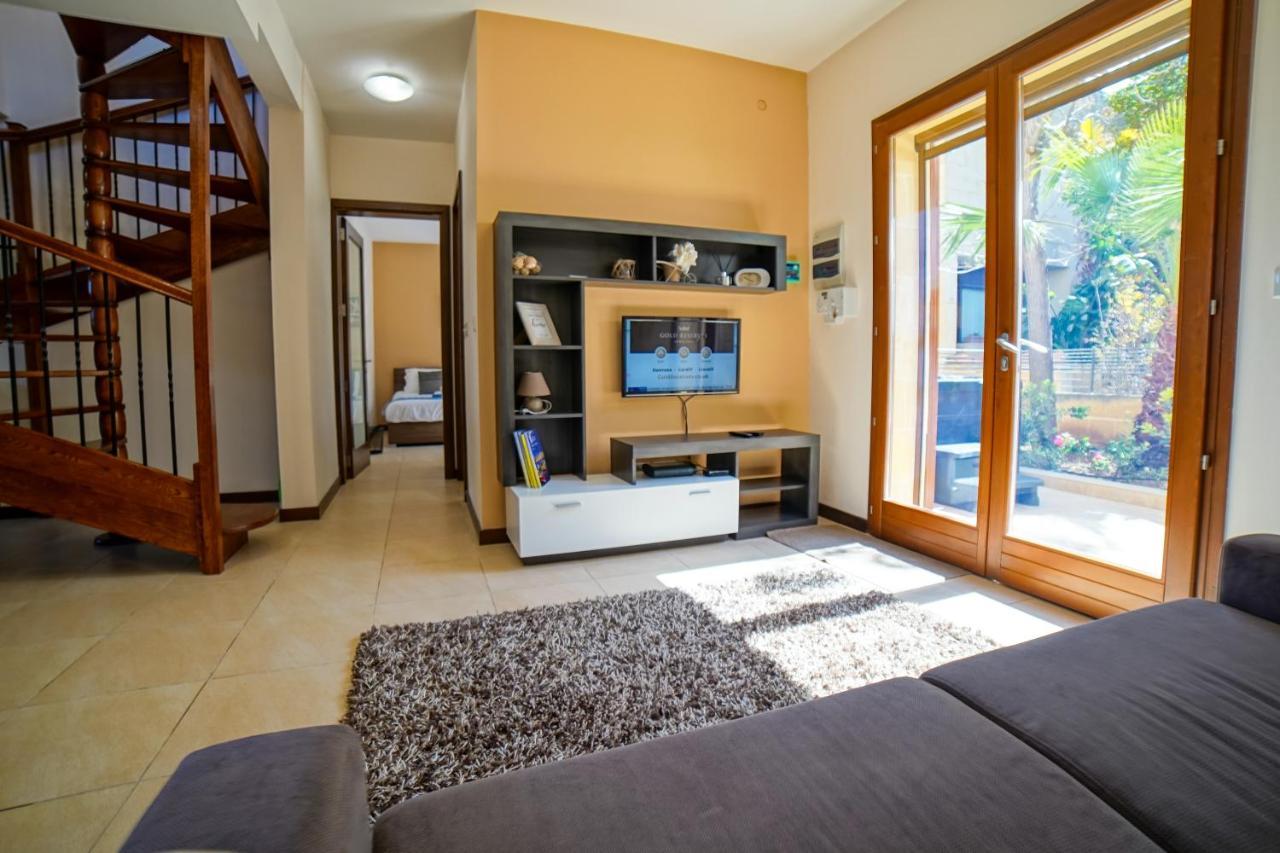 Holiday home Getawaynpetto Private Duplex Maisonette With Jacuzzi Hot Tub