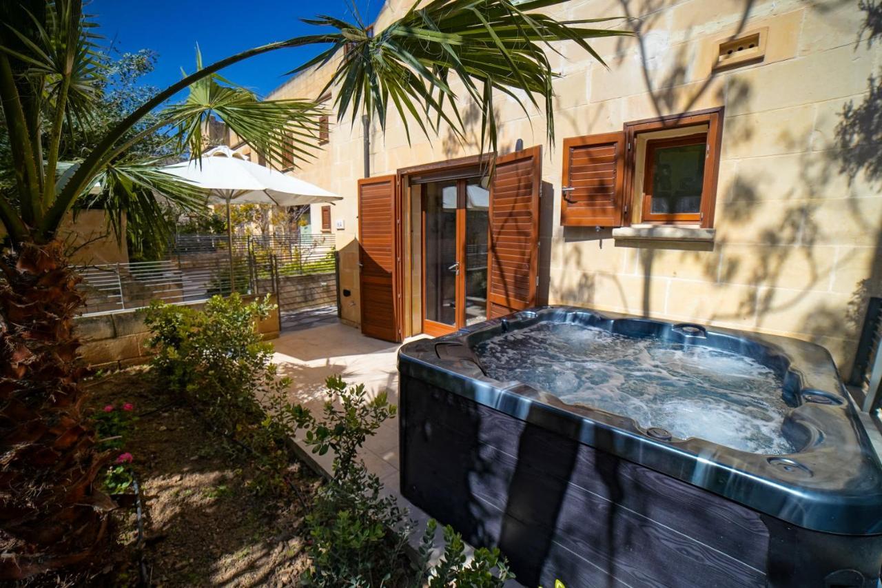 Getawaynpetto Private Duplex Maisonette With Jacuzzi Hot Tub Holiday home *