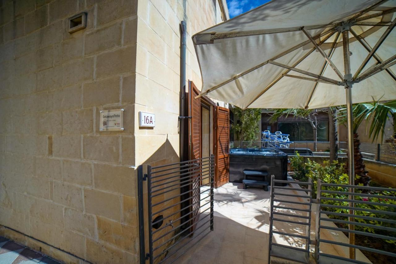 Getawaynpetto Private Duplex Maisonette With Jacuzzi Hot Tub Holiday home *